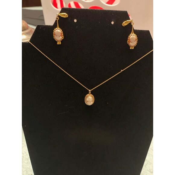 Vintage CAMEO Jewelry BUNDLE (4) | Gold Tone Pendants & Clip Earrings Set | Shel - Picture 13 of 15